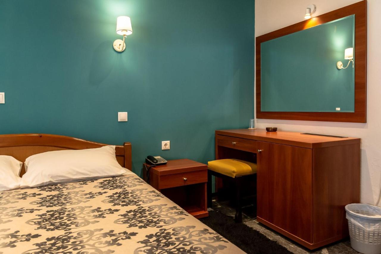 Telis Hotel Aigio Bagian luar foto