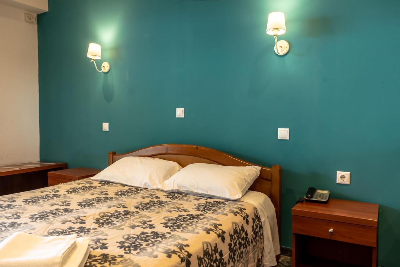 Telis Hotel Aigio Bagian luar foto